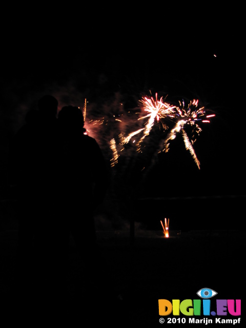 SX16941 Matt and Lib watching bonfire fireworks